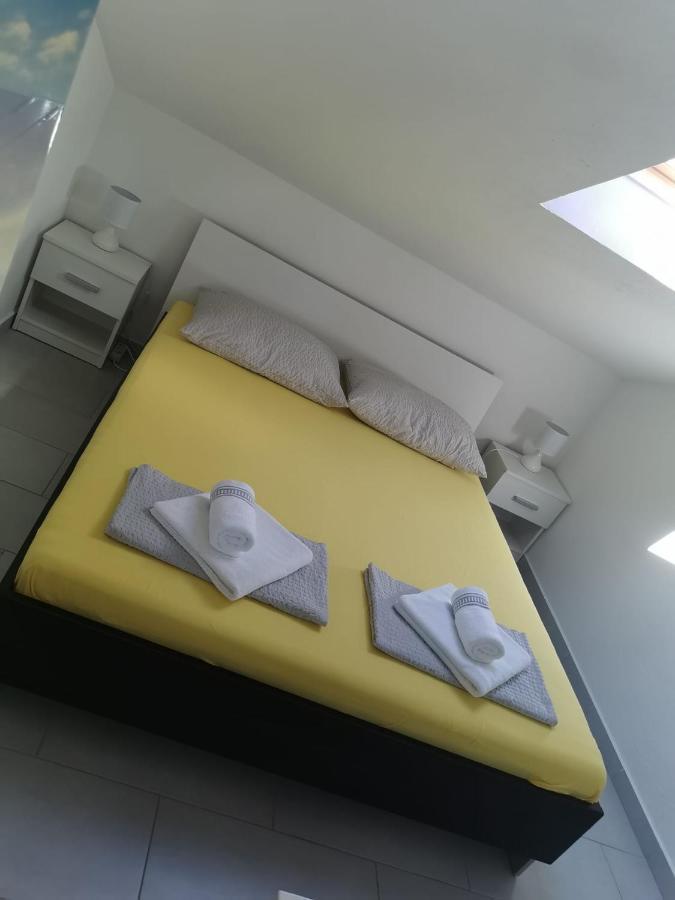 Apartman Sutalo Komarna Esterno foto
