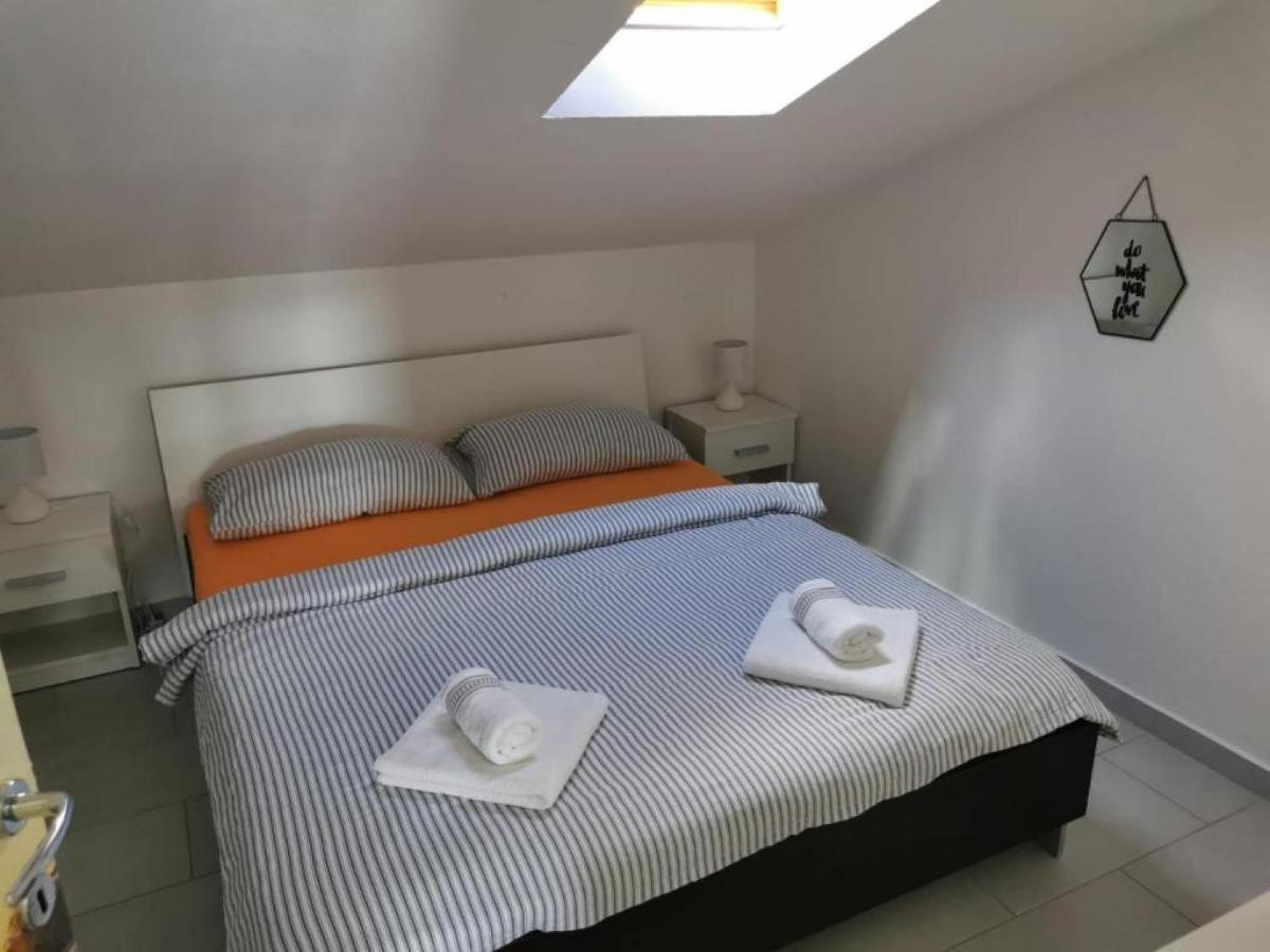 Apartman Sutalo Komarna Esterno foto